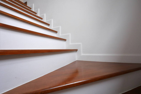 现代住宅中的棕色硬木楼梯