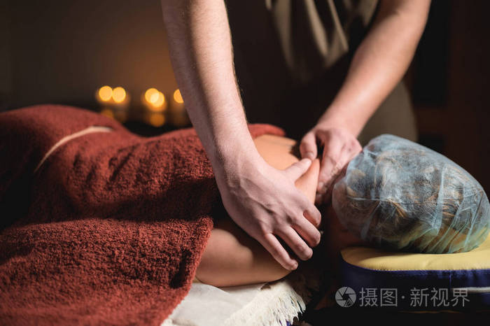 专业按摩肩部和斜方肌室内舒适的黑暗照明高级按摩男理疗师按摩治疗师