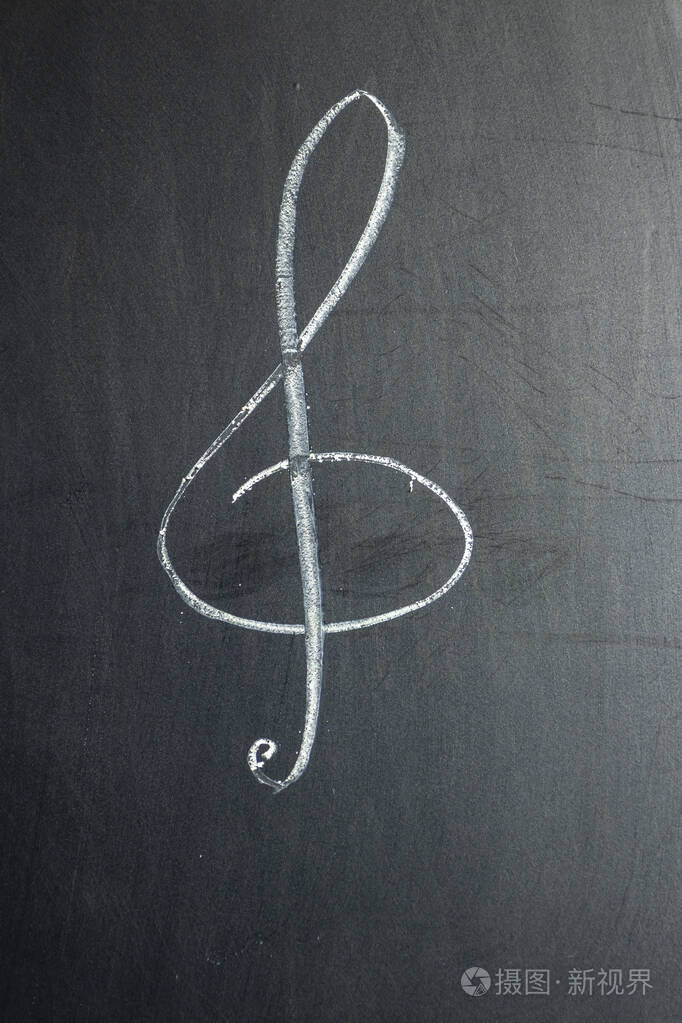 黑色黑板上的高音谱号