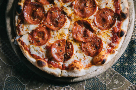 意大利菜木盘意大利香肠披萨
