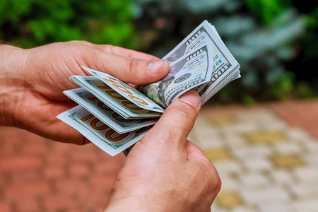 数钱或花钱.照片