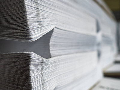 一堆纸制品.印刷厂生产车间照片