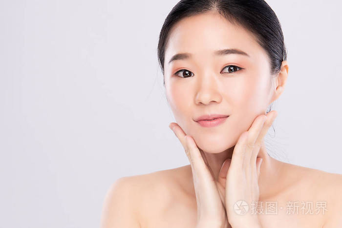 亚洲女孩美容美脸护肤保健,面部护理,完美肌肤,自然妆容,白底.