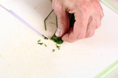 制作 食物 男人 韭菜 切片 准备 特写镜头 烹饪 切割