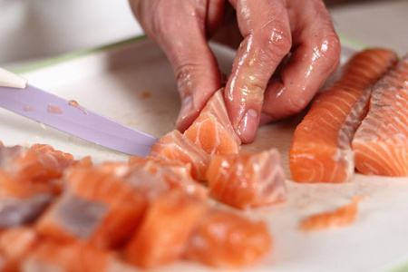 肉片 切割 烹饪 红鱼 特写镜头 厨师 立方体 制作 三文鱼