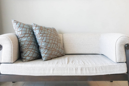 客厅沙发上的漂亮枕头装饰