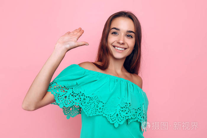 年轻迷人的美女在镜头前招手