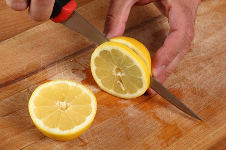 烹饪 柠檬 水果 准备 食物 烹调 切片 白种人 制作 男人
