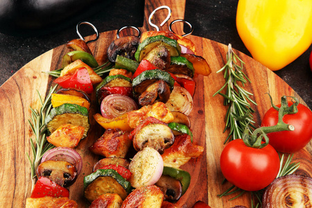 烤肉串或烤肉串配蔬菜.食品文学学士照片