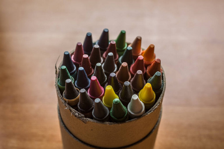 容器中不同颜色的彩色铅笔