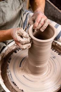 陶工在工作室里用白土做陶罐，创意和艺术概念，垂直摄影
