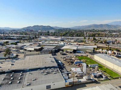 河畔工业区和公司仓库鸟瞰图图片
