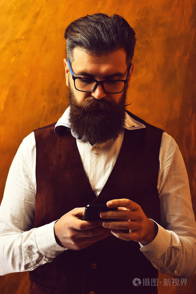 留着胡子的男人残忍的高加索人戴着眼镜留着胡子