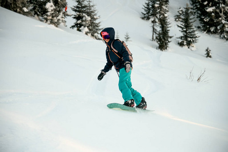 女滑雪员在雪山下滑雪