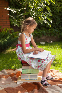 女孩 幸福 儿童 草坪 小孩 夏天 院子 学习 可爱的 公园