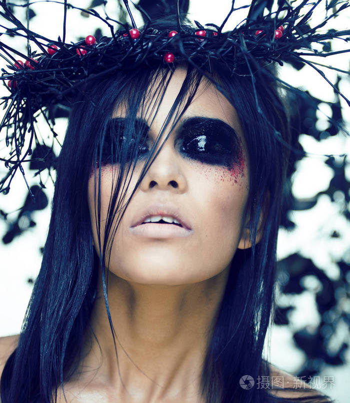 万圣节化妆像魔鬼的漂亮黑发女人特写吓人