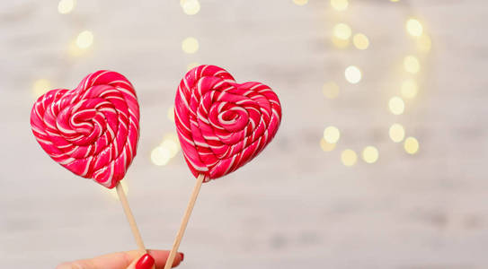 两个心形棒棒糖,背景模糊照片