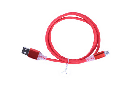 智能手机充电的红色USB电缆隔离在白色背景上。