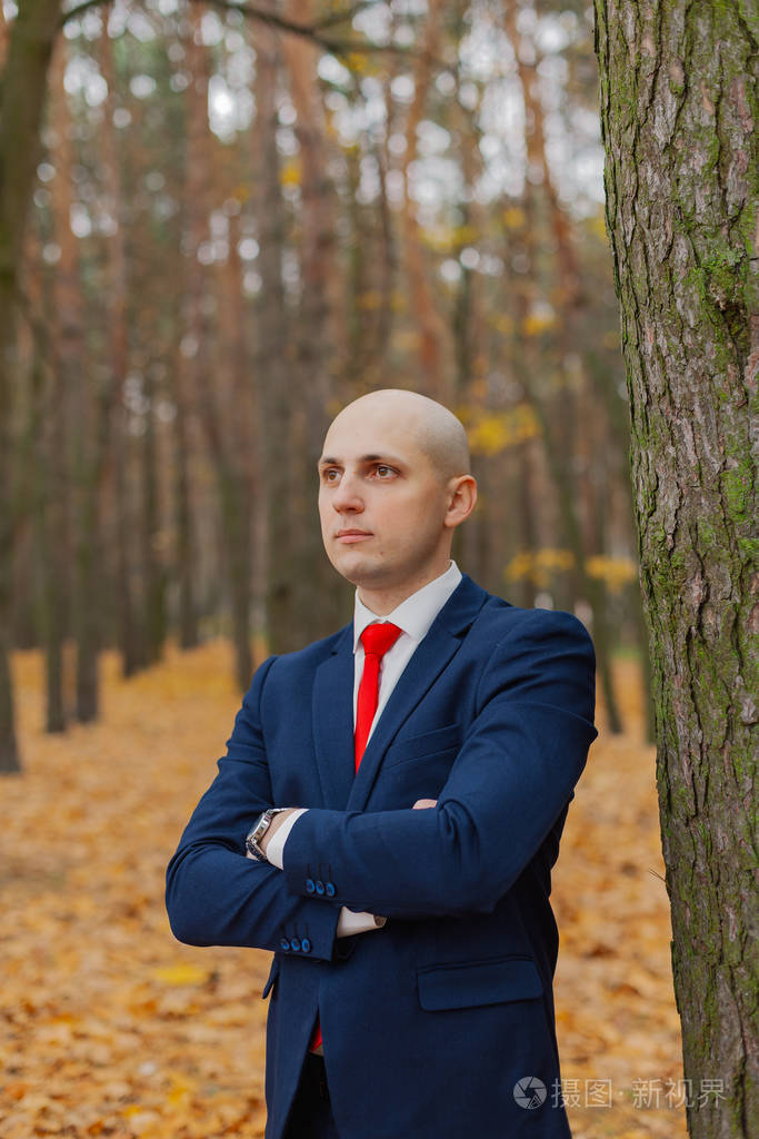 秋天森林里穿着夹克帅气时髦的男人