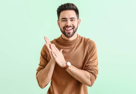 搓手的男人图片