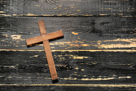木质教堂黑色木质背景上的基督教十字架照片