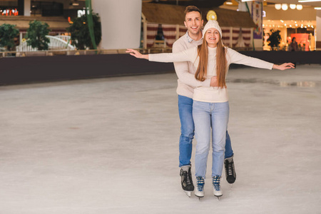 溜冰场上的幸福夫妻