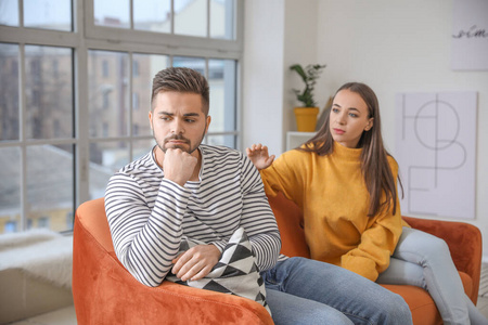 和好朋友吵架年轻女子在家吵架后试图和丈夫和好照片