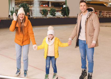 溜冰场上的快乐家庭