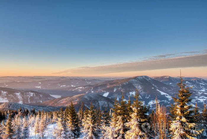 五彩缤纷的冬日日出在山上贝斯基迪捷克语