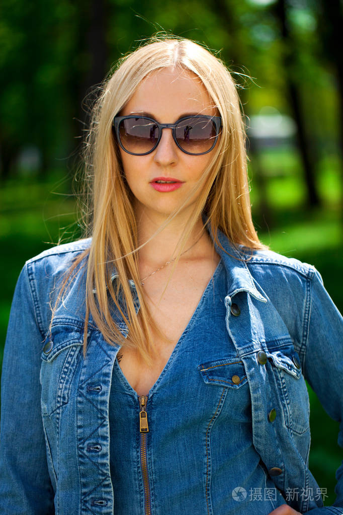 戴墨镜的金发美女