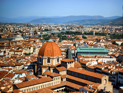 从钟楼俯瞰佛罗伦萨托斯卡纳意大利和圣玛利亚教堂。热门旅游景点。欧洲中心的著名地方。佛罗伦萨是意大利最受欢迎的城市之一