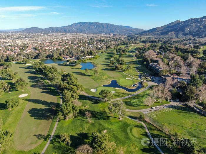 山谷中有绿地的高尔夫球场鸟瞰图