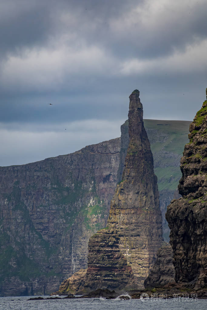 法罗群岛陡峭海岸线上的针状悬崖