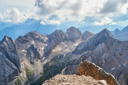 从马尔莫拉达冰川上的费拉塔埃特纳via ferrata Eterna可以看到白云石山脉的山峰和山脊，这是一次夏季探险之旅。