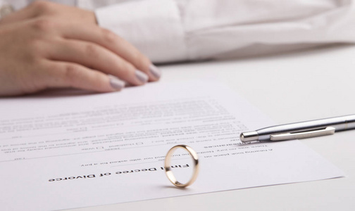 女方签署离婚令，结婚戒指放在文件上