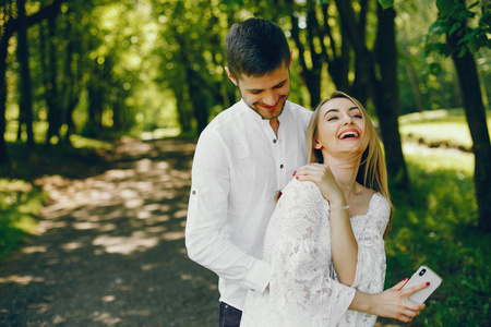 森林里的优雅情侣照片