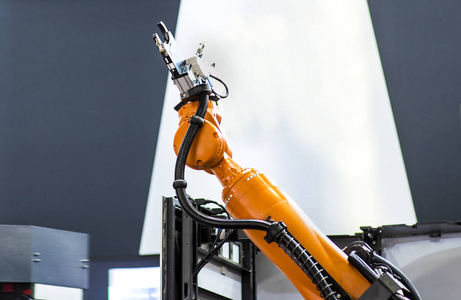 增强现实工业概念。机器人及自动化系统控制在智能制造背景下自动机械手臂上的应用。