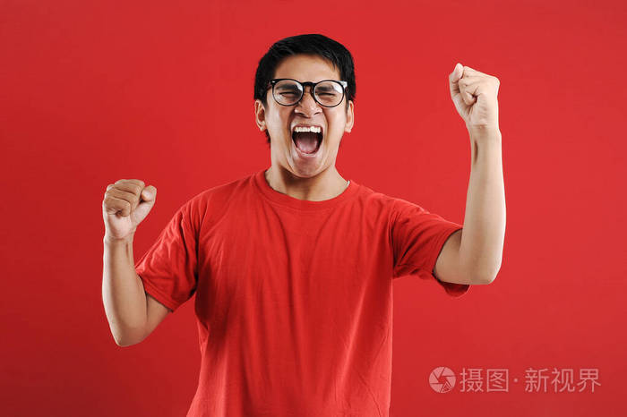 年轻的亚洲男子高兴而兴奋地表示获胜的手势