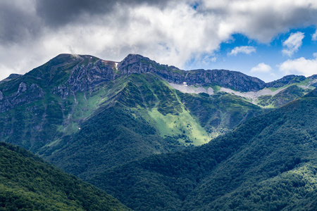 美丽的青山和多云的天空