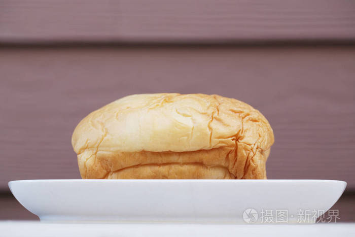 木制背景上的面包，食物特写
