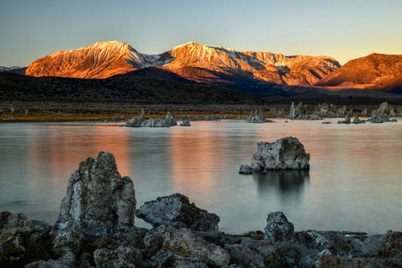 斯托克莫州莫诺湖凝灰岩州天然日出海滩照片