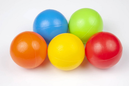 白色背景的彩色塑料球.休闲和游戏项目照片
