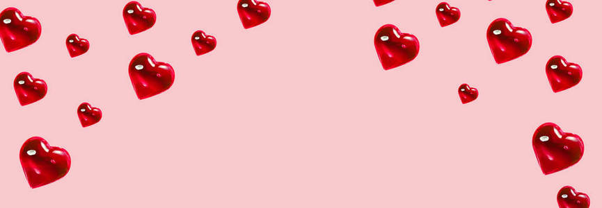 情人节背景。淡粉色背景上的玻璃红心形图案。卡片极简主义，象征爱的旗帜