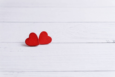 情人节卡片，木质背景上有红心，爱的信息。爱的概念。浪漫。
