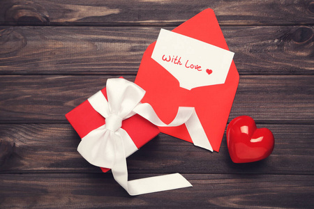 纸信封上有心形，礼品盒和带有爱的文字