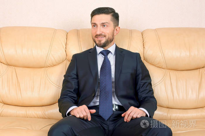 成功的商务人士正坐在皮沙发上