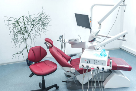 新的现代牙科诊所办公室内部，配备牙科单元医疗设备和口腔科概念
