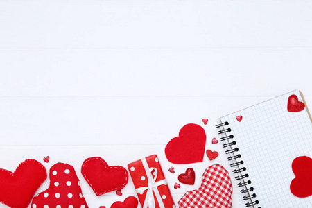 白色木桌上的情人节心形礼品盒和记事本