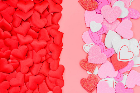 许多红粉相间的红心组合在浪漫的粉色背景上。