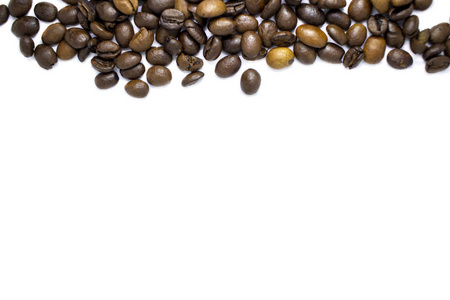 咖啡豆背景，白色背景上烤咖啡豆，文本空间。